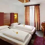 Und Cafe Paso Hotel